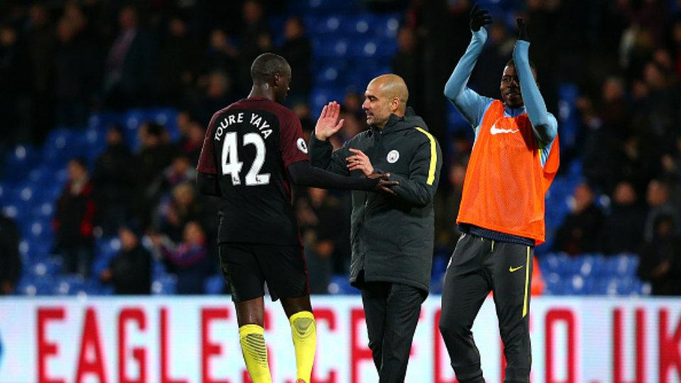 Yaya Toure dan Pep Guardiola. - INDOSPORT